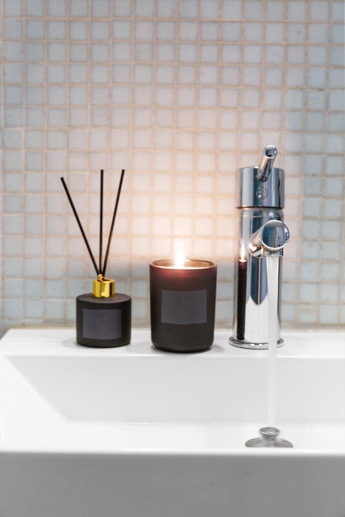 Fin servant på bad. Galleribilde