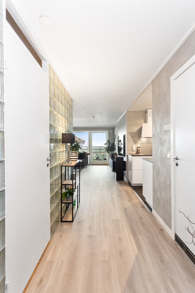 Entré - Velkommen inn. Her det direkt adkomst til stor walk-in closet og inn mot stue/kjøkken. Galleribilde