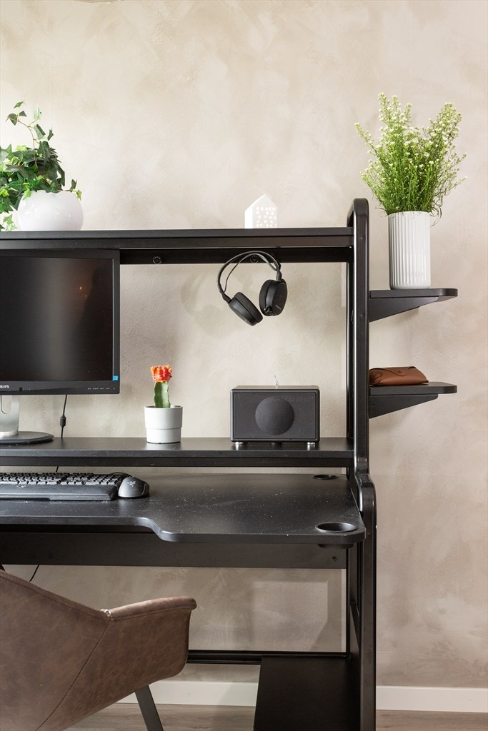 Veggerne er malt i 2019, Kalkmaling og en mørkblå farge. Galleribilde