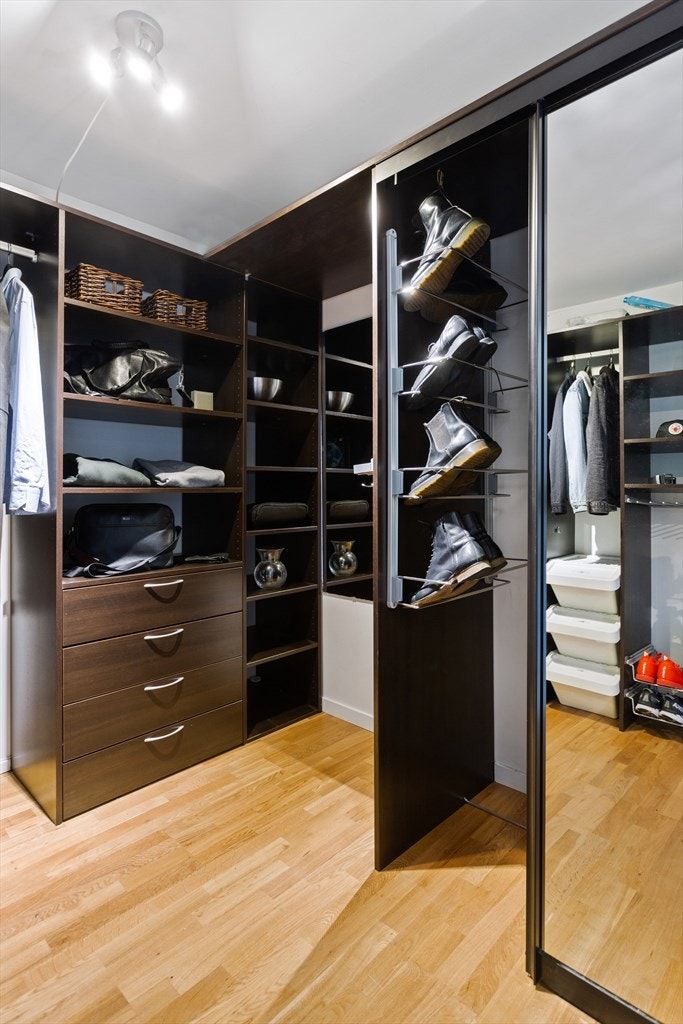Stor walk-in closet med tilpasset innredning fra garderobemannen. Galleribilde