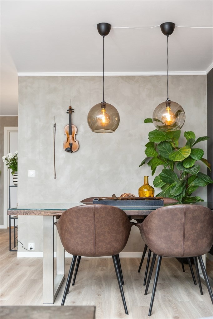 Fin kontrastvegg med kalkmaling som gjør at leiligheten oppleves varm og moderne. Galleribilde