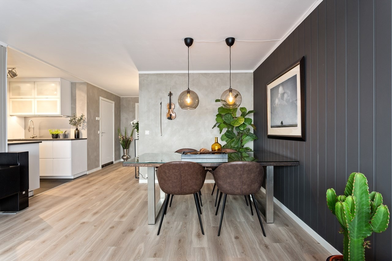 Enstavs laminatgulv og malte vegger i tidsriktige farger i 2019. Galleribilde