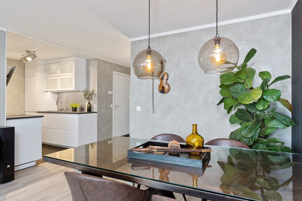 God løsning mellom kjøkken og stue med plass til stort spisebord. Galleribilde