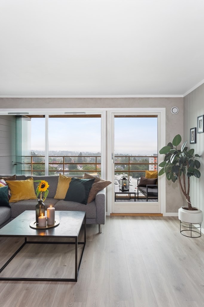 Det er utgang fra stuen til romslig balkong med fine solforhold. Galleribilde