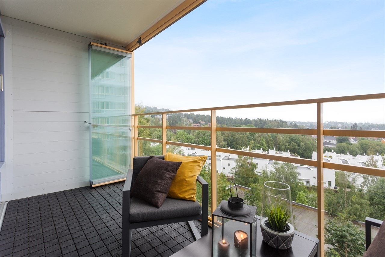 Innglasset ca. 7 kvm sydøstvendt balkong med fin utsikt. Med innglassingen blir balkongen som en forlengelse av stuen. Galleribilde