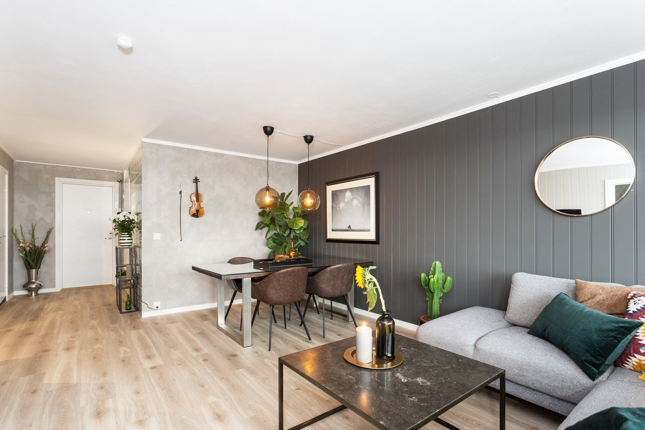 God plass i stuen for både stort spisebord og sofa. Galleribilde