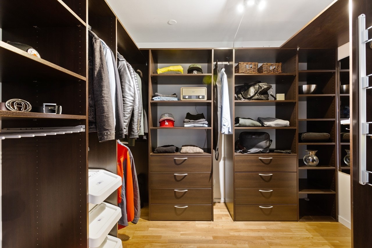 God walk-in closet med god plass for klær og ting. Galleribilde