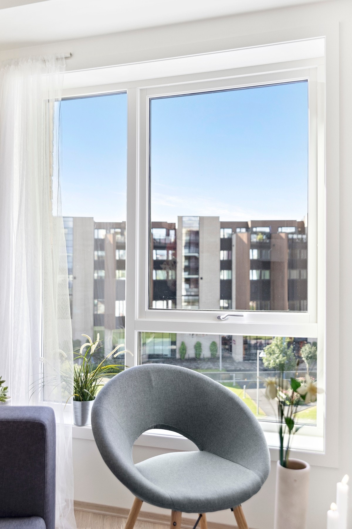 Dette er en hjørneleilighet i byggets fjerde etasje med store vindusflater fra to sider som skaper en luftig atmosfære i boligens oppholdssone. Galleribilde