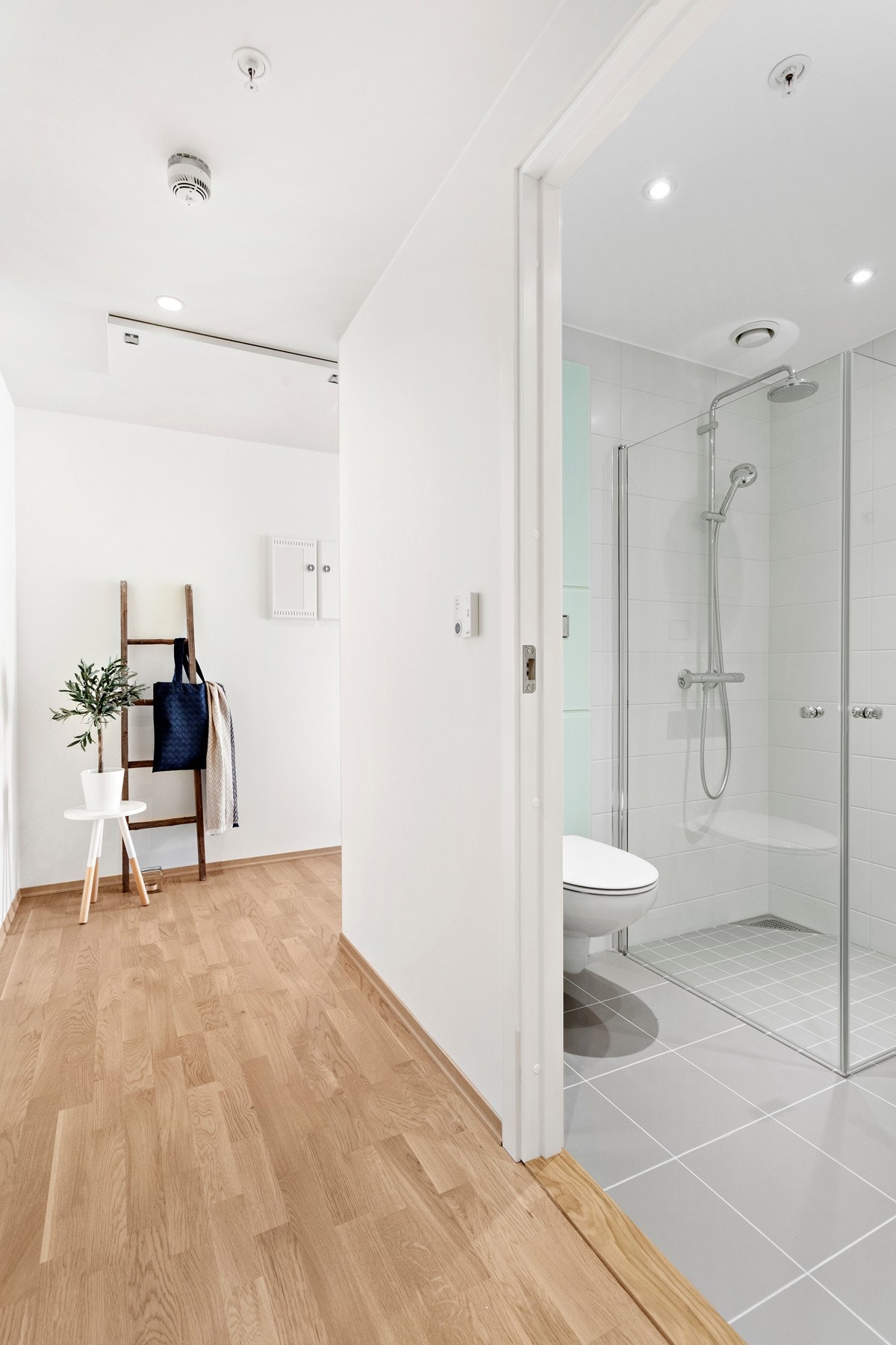 Det er fin plass til en romslig skyvedørsgarderobe eller annen innredning. Dørcallinganlegg med kamera. Galleribilde