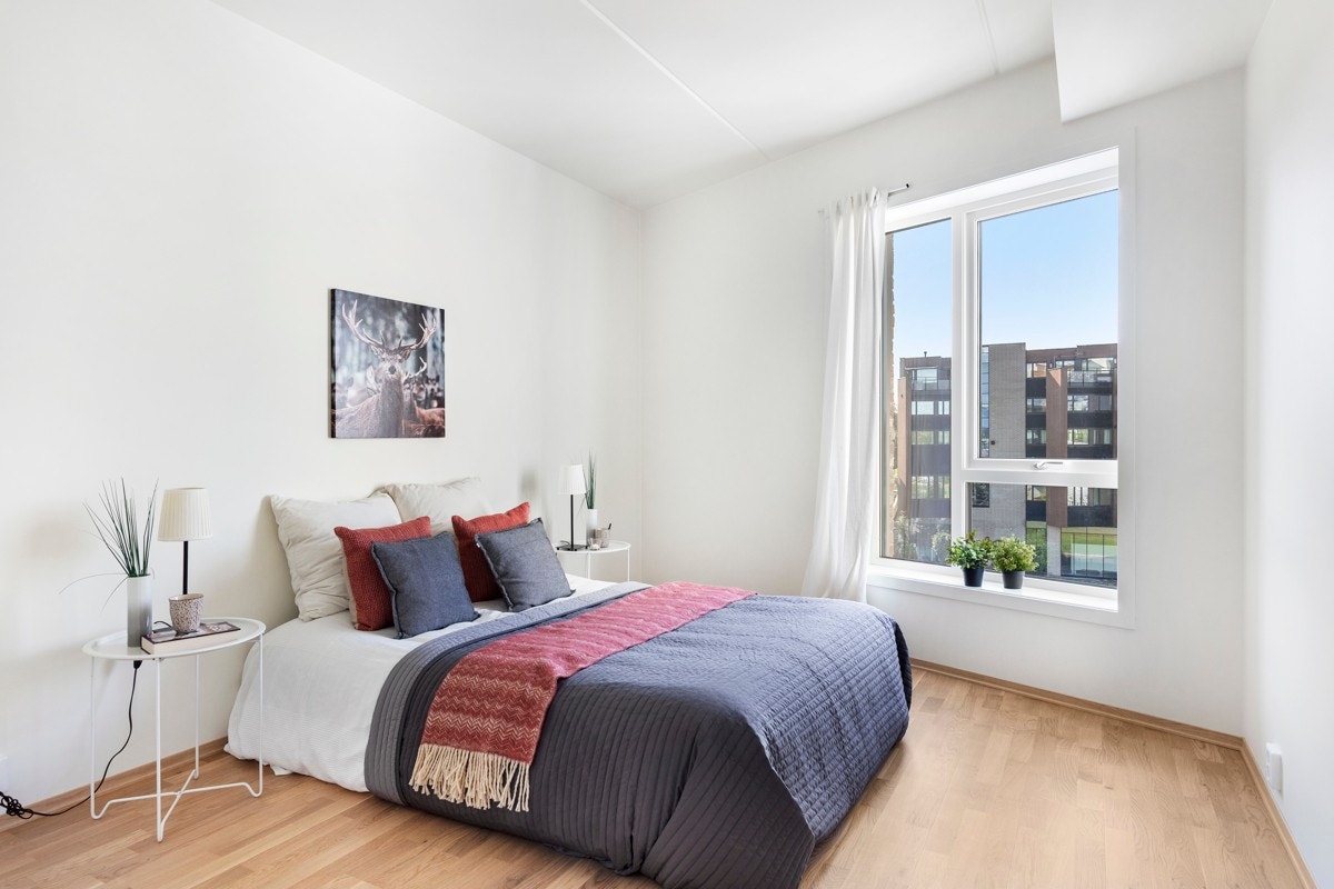 Soverommet har god plass til større dobbeltseng, garderobeskap, nattbord m.m. Galleribilde