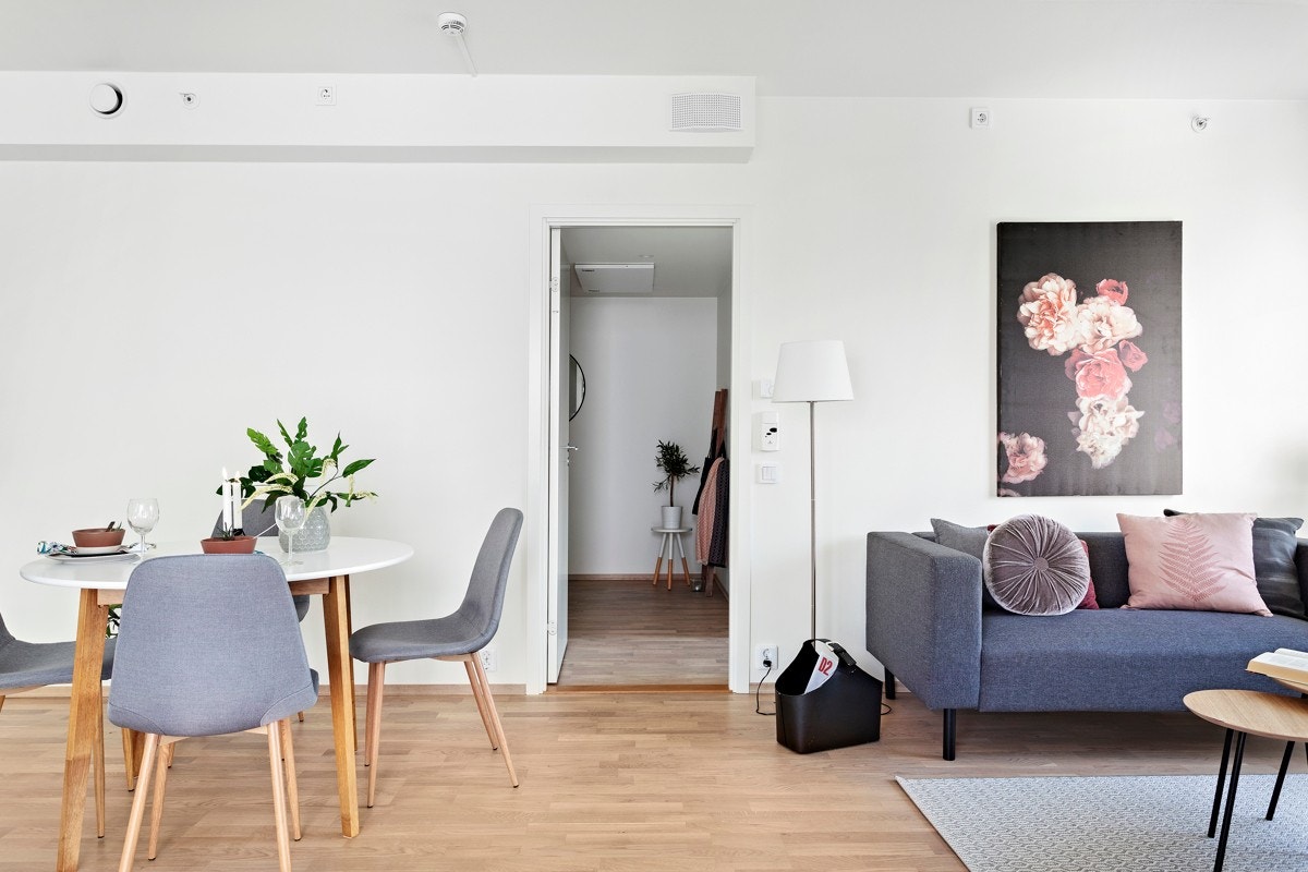 Stuen oppleves som lys & tiltalende med god lysinngang. Galleribilde