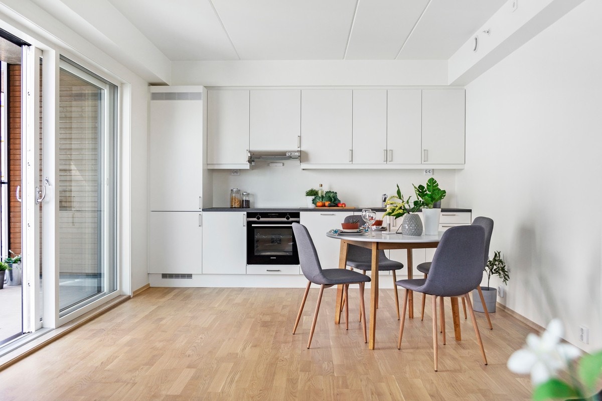 Kjøkkenet har integrerte hvitevarer fra kvalitetsleverandører (stekeovn, platetopp, oppvaskmaskin og kombiskap (kjøl/frys)). Galleribilde