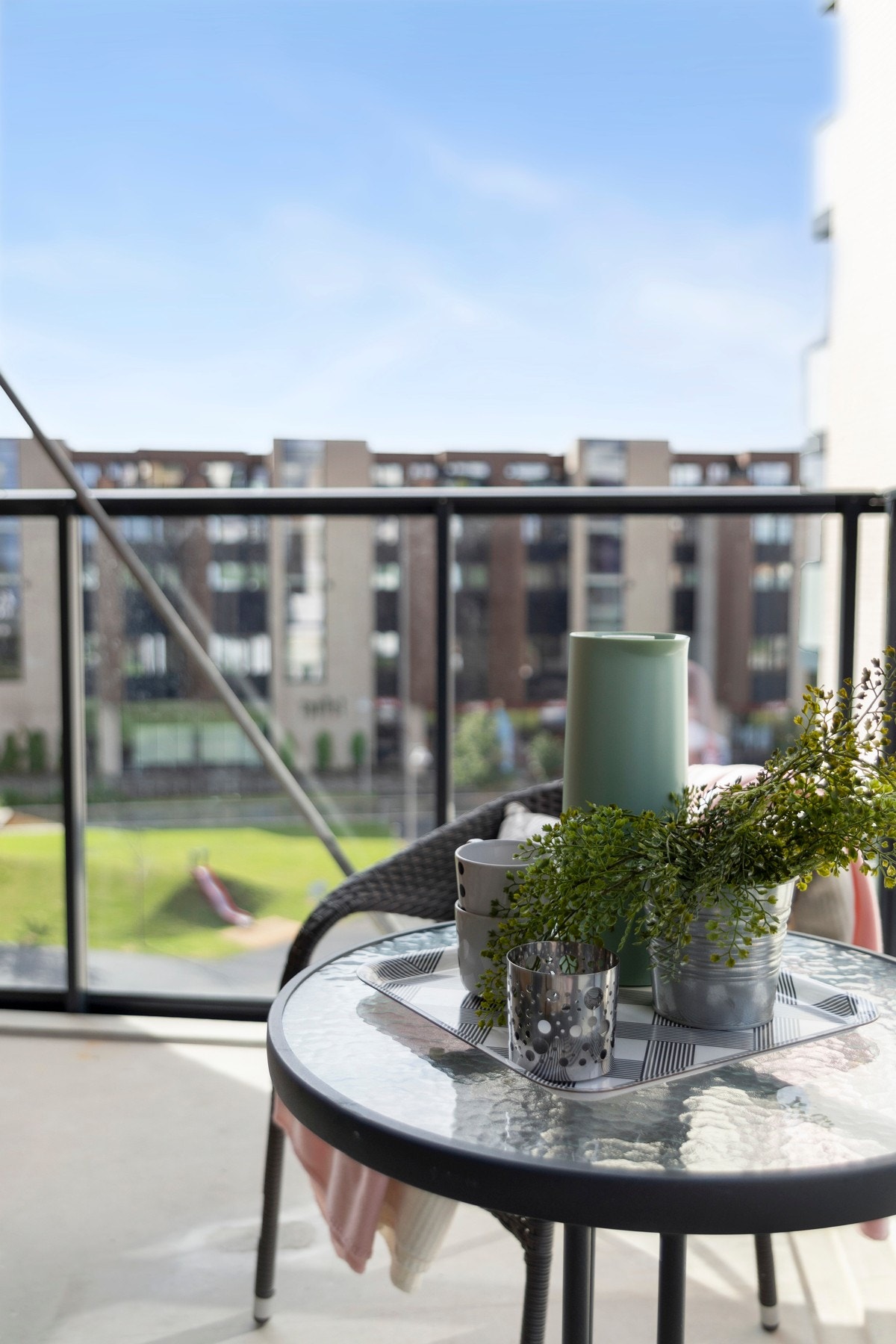 Det er rikelig med plass til flere sittegrupper, gassgrill, solsenger og annet utemøblement. Galleribilde