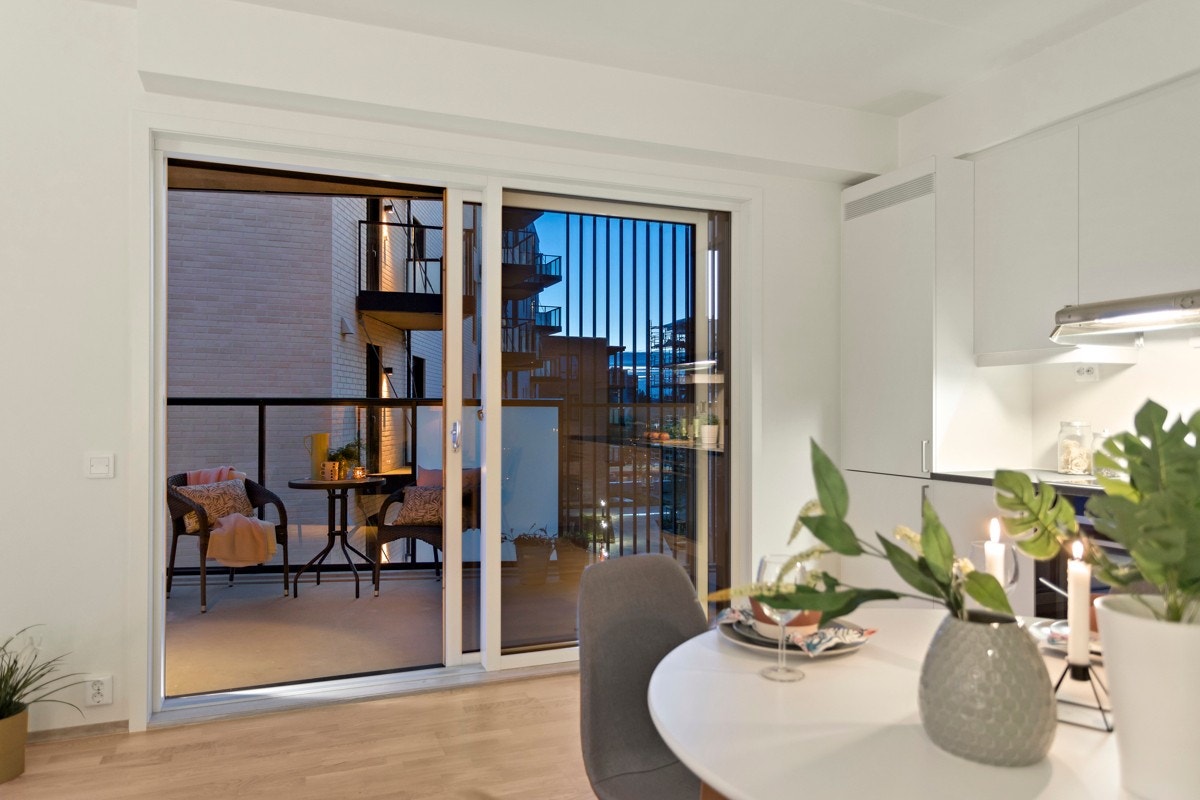 Dette er en hjørneleilighet i byggets fjerde etasje med store vindusflater fra to sider som skaper en luftig atmosfære i boligens oppholdssone. Galleribilde