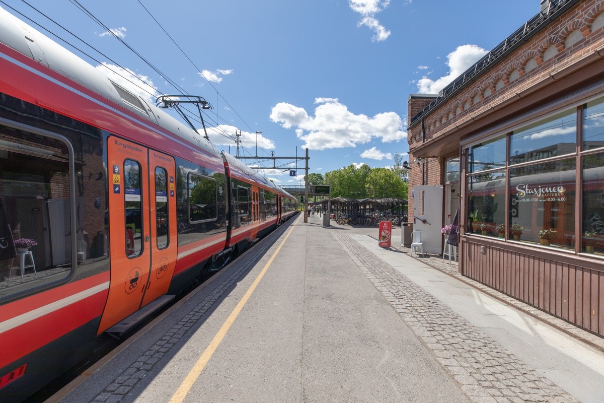 Jessheim byr på gode tog- og bussforbindelser. Togstasjon ligger nært Sagabyen. Det finnes flere gode kollektivløsninger for de som pendler til jobb. På ca. 40. minutter bringer toget deg til Oslo S. Galleribilde
