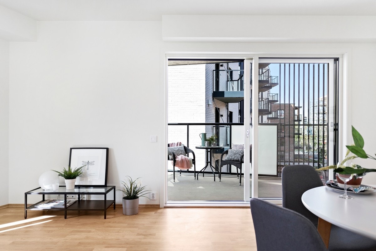 Rommet har god plass til både sofaløsning og tilhørende møblement, samt et spisebord i tilknytning til kjøkkenet. Galleribilde