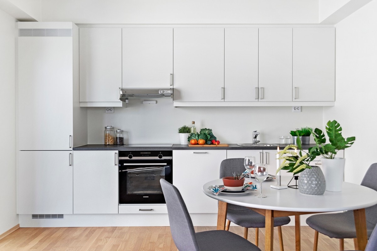 Kjøkkenet har integrerte hvitevarer fra kvalitetsleverandører (stekeovn, platetopp, oppvaskmaskin og kombiskap (kjøl/frys)). Brasserie volumhette i rustfri utførelse. Galleribilde