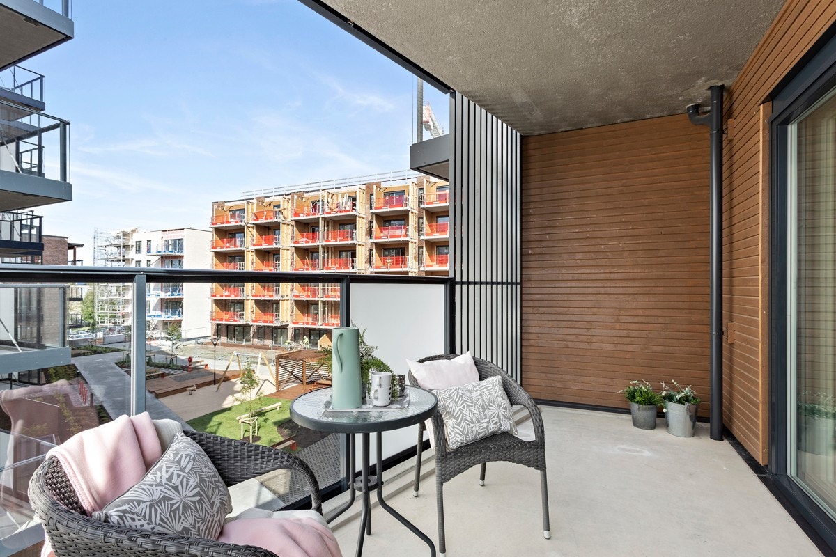 Balkongen har betongdekke og rekkverk i glass og tre. Galleribilde