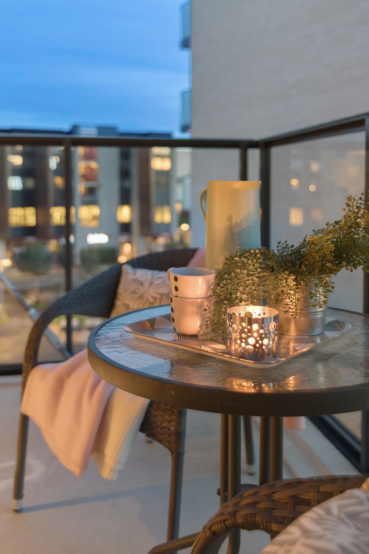 Overbygd balkong på 10 m². Balkongen har betongdekke og rekkverk i glass og tre. Galleribilde