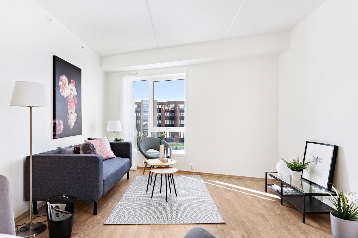 Stuen er belagt med samme hvitlakkert 3-stavs eikeparkett (Bianco Moliti) som resten av leiligheten. Galleribilde