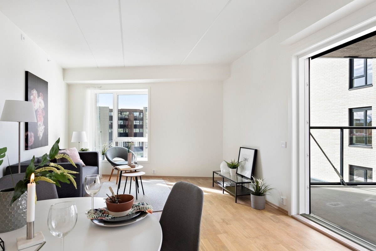 Stuen har ellers en utforming som gjør det enkelt å møblere med sofahjørne, spisebord og annet interiør som passer til Galleribilde