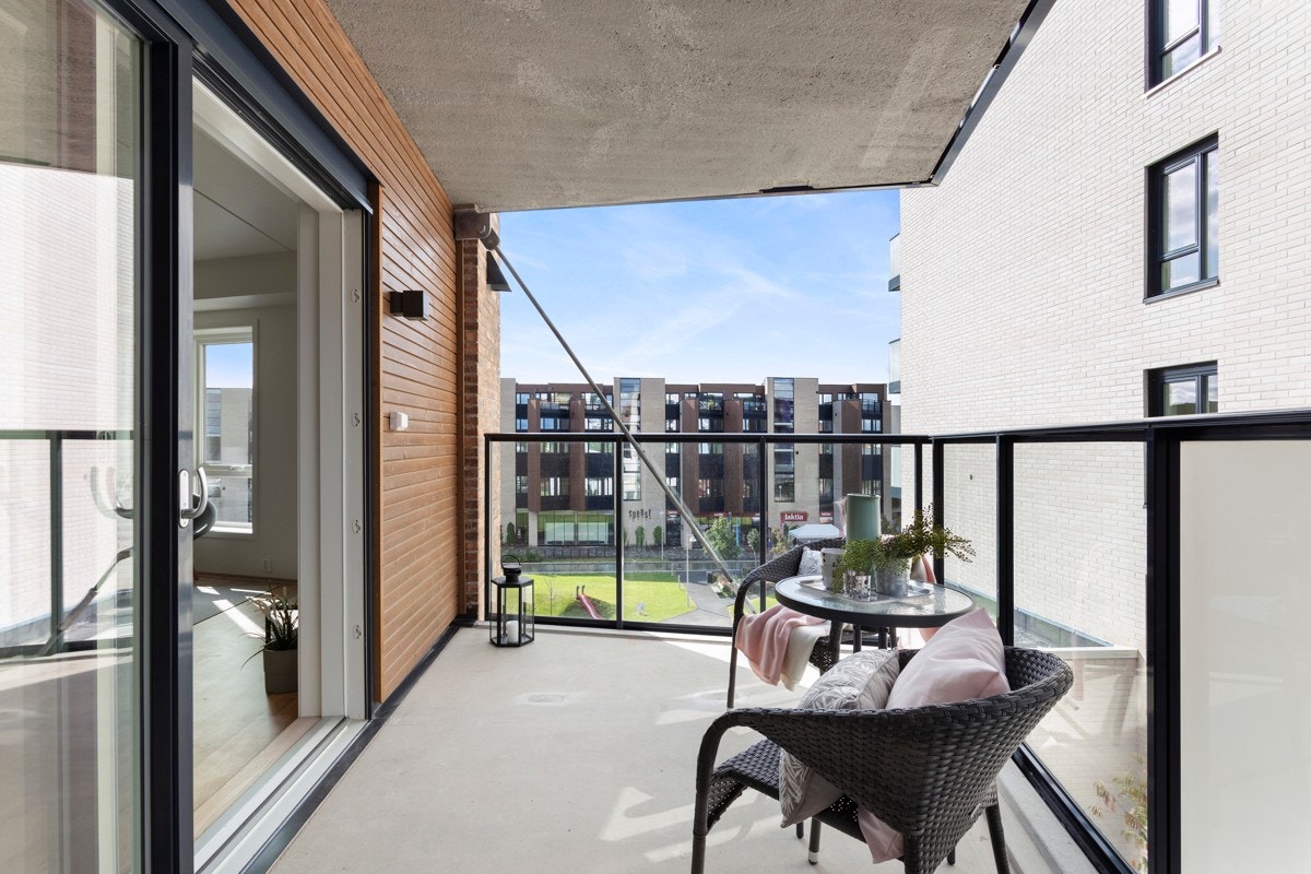 Fra stuen er det utgang til en lun, overbygd balkong på 10 m². Galleribilde