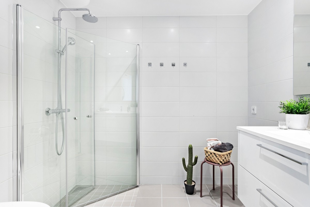 Boligen har et lekkert baderom med LED-downlights m/ dimmer i himling og delikate fargesammensetninger. Galleribilde