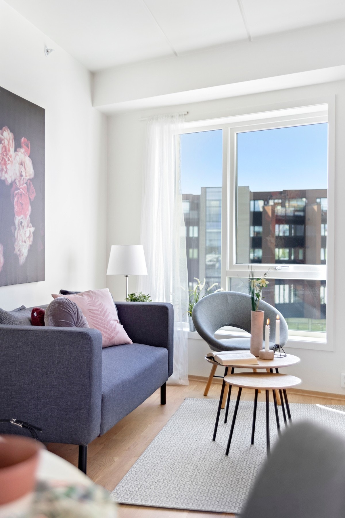 Hjørnevindu med sydvendt orientering mot flott, opparbeidet park. Galleribilde