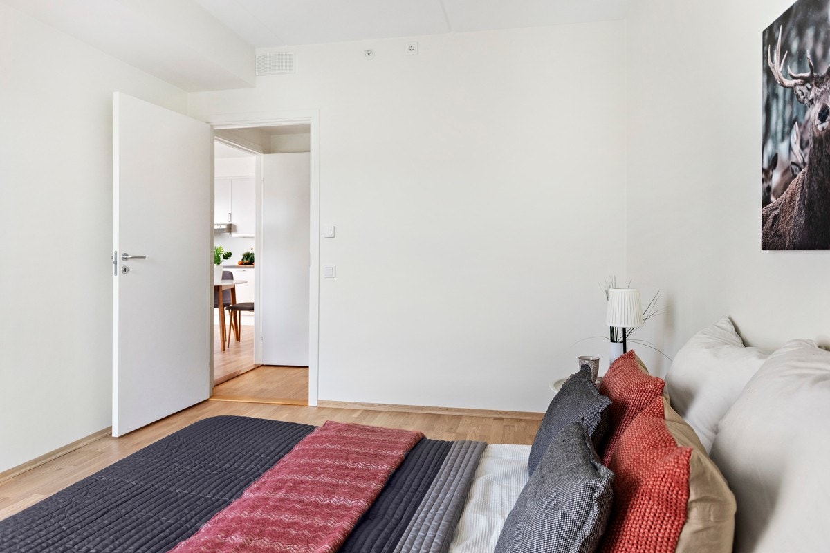 Soverommet er over 11m² og flere innredningsmuligheter. Øvrig lagringsplass finnes i to disponible boder i avlåst fellesanlegg. Galleribilde