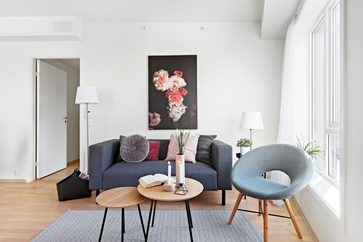 Store vindusflater på to sider som gir god lysinngang Galleribilde