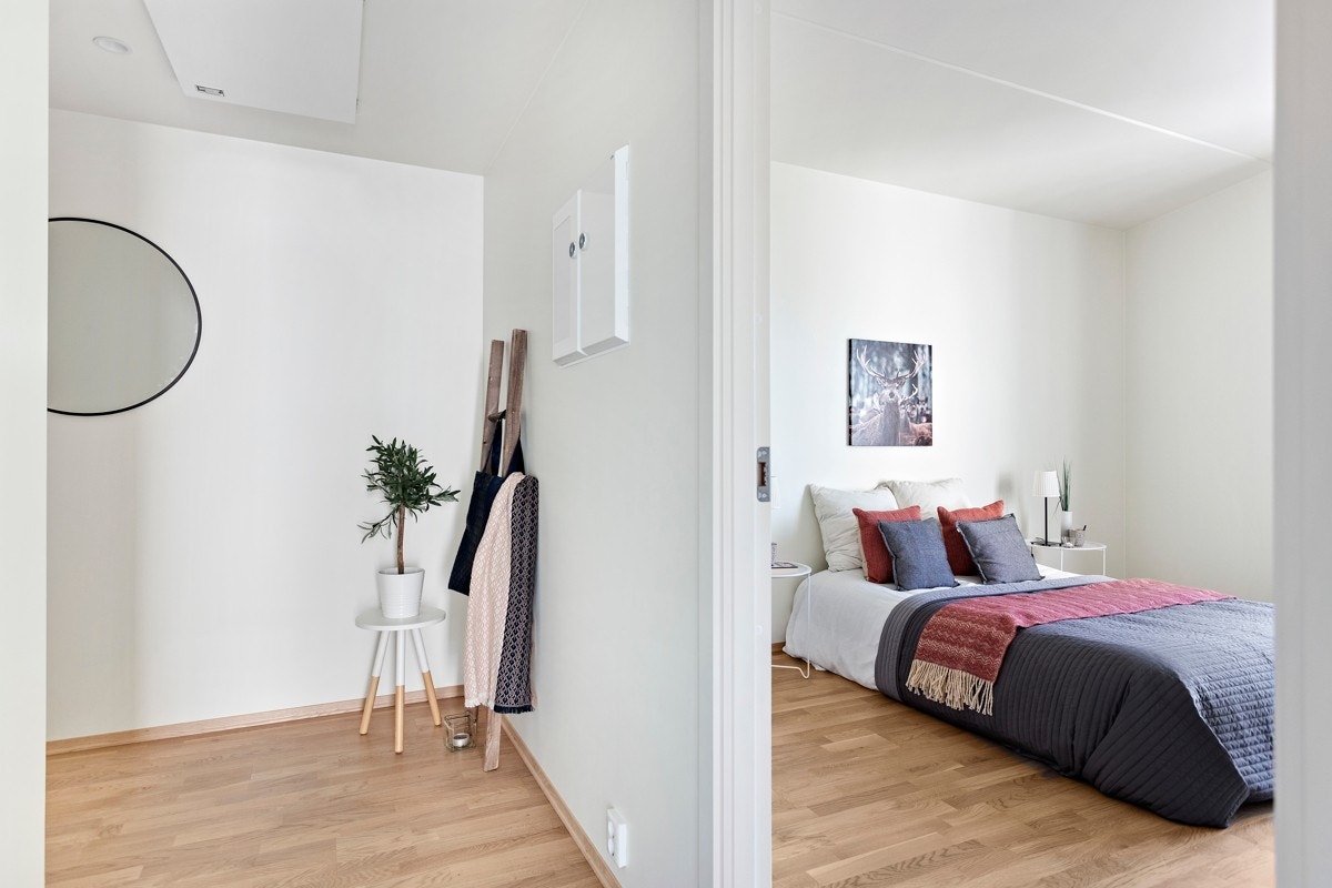 Stort soverommet malt i duse og behagelige farger, med god lysinngang fra vindu uten innsyn. Galleribilde