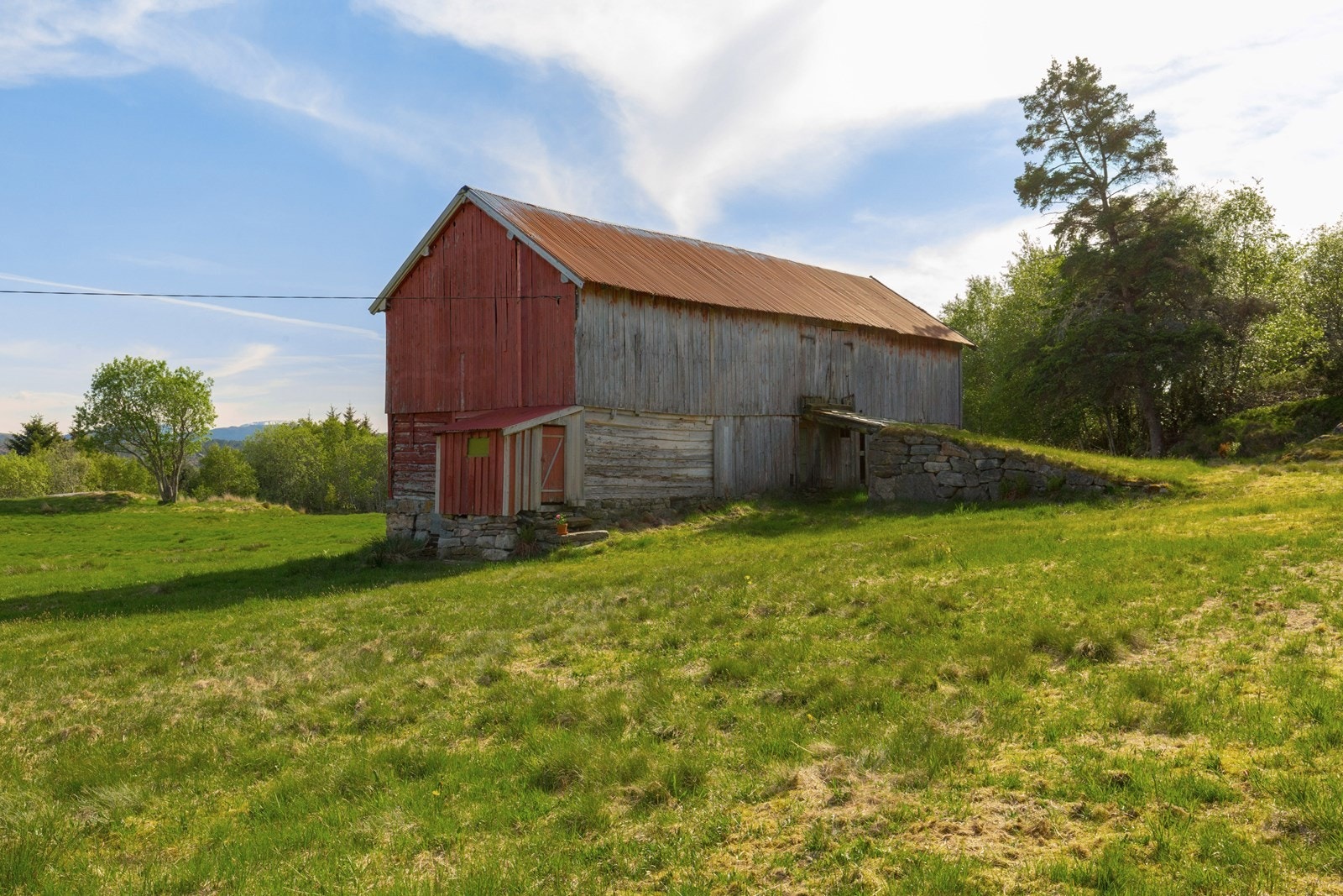 Låvebygning med utedo. Galleribilde
