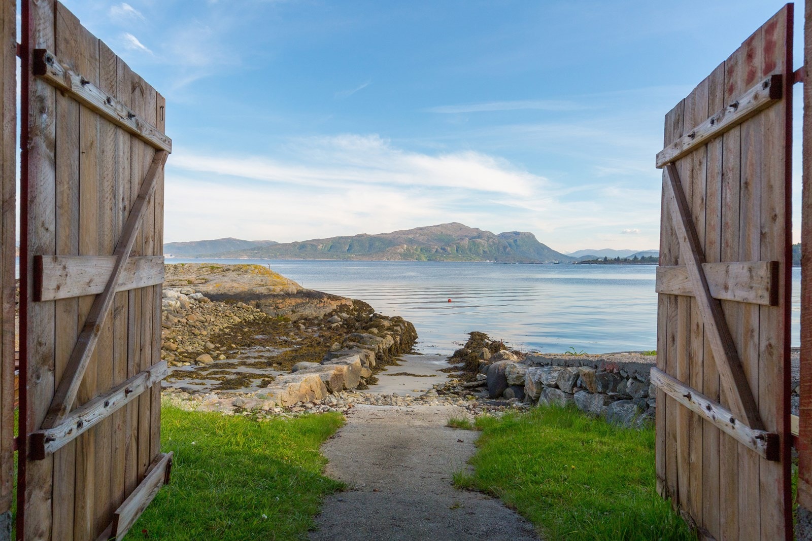 Naust med badeplass. Naustet har vært samlingssted for små og store på sommerstid. Her er det muligheter for bading og grilling. Galleribilde