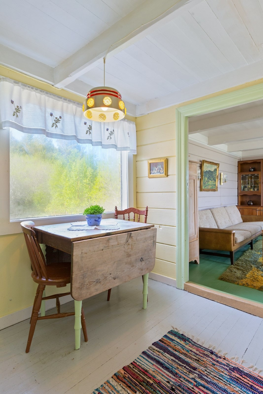 Plass til spisebord med dør inn til stua. Galleribilde