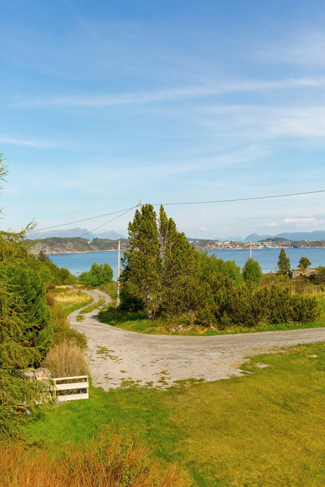 Vei ned til brygge og naust. Kristiansund i bakgrunnen. Galleribilde