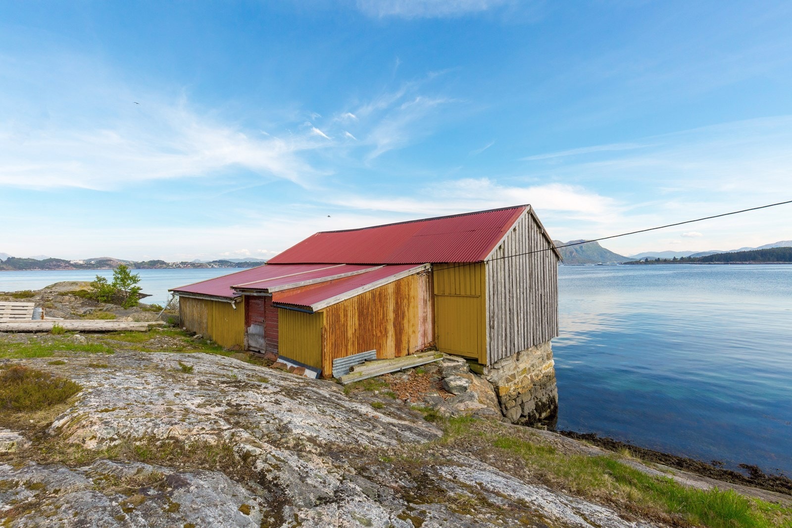 Brygge med grunnflate ca 119 kvm med innredet rom. Kristiansund i bakgrunnen. Galleribilde