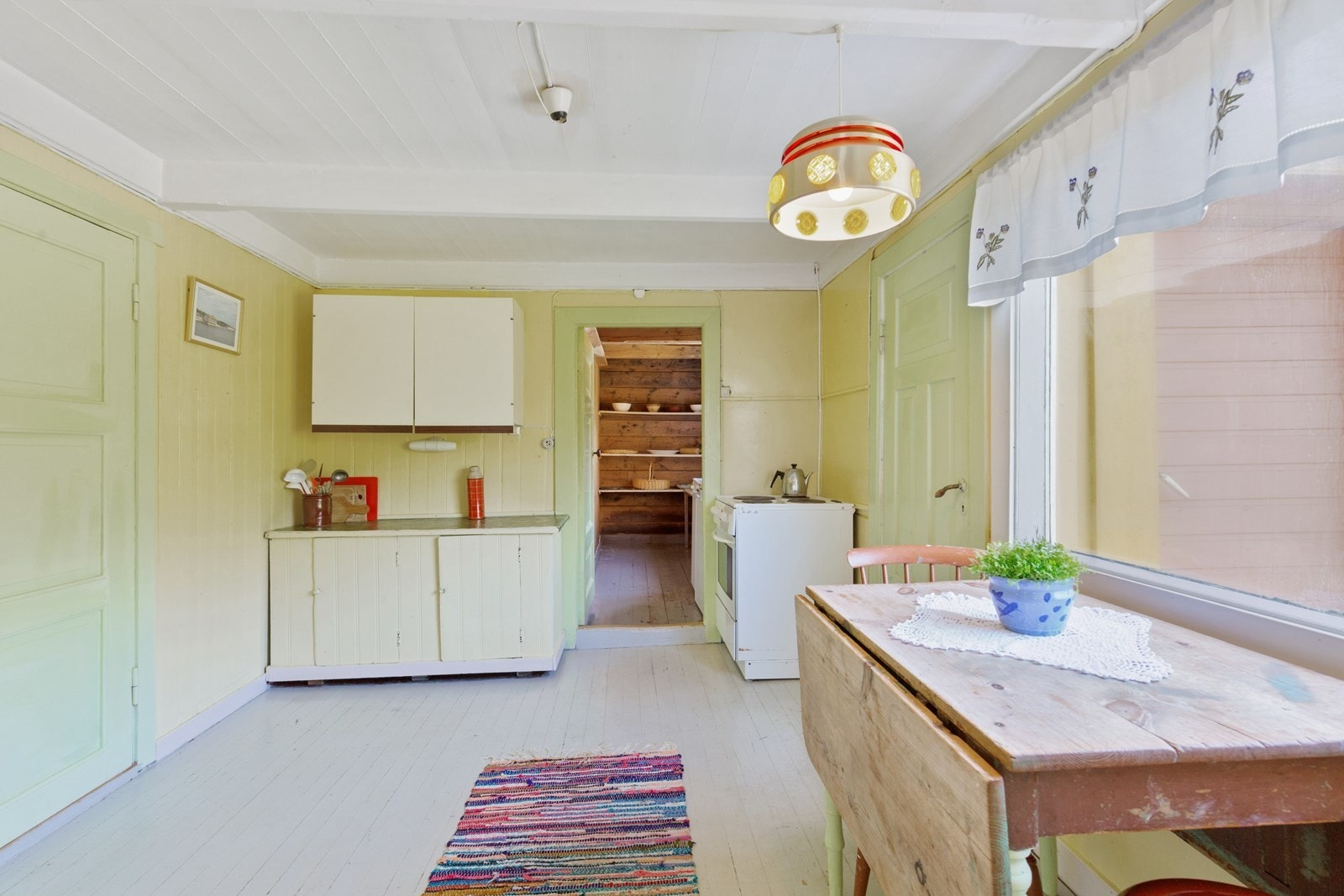 Kjøkken med dør inn til spiskammers. Galleribilde