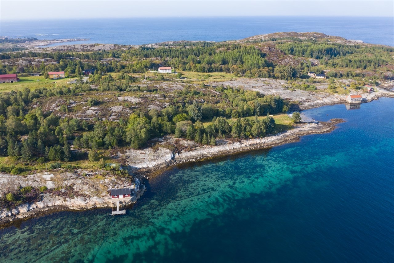Vilt og vakkert - med sjøen på alle kanter, kun 12 minutter fra Kristiansund sentrum med bil og kort tur over fjorden med båt. Galleribilde