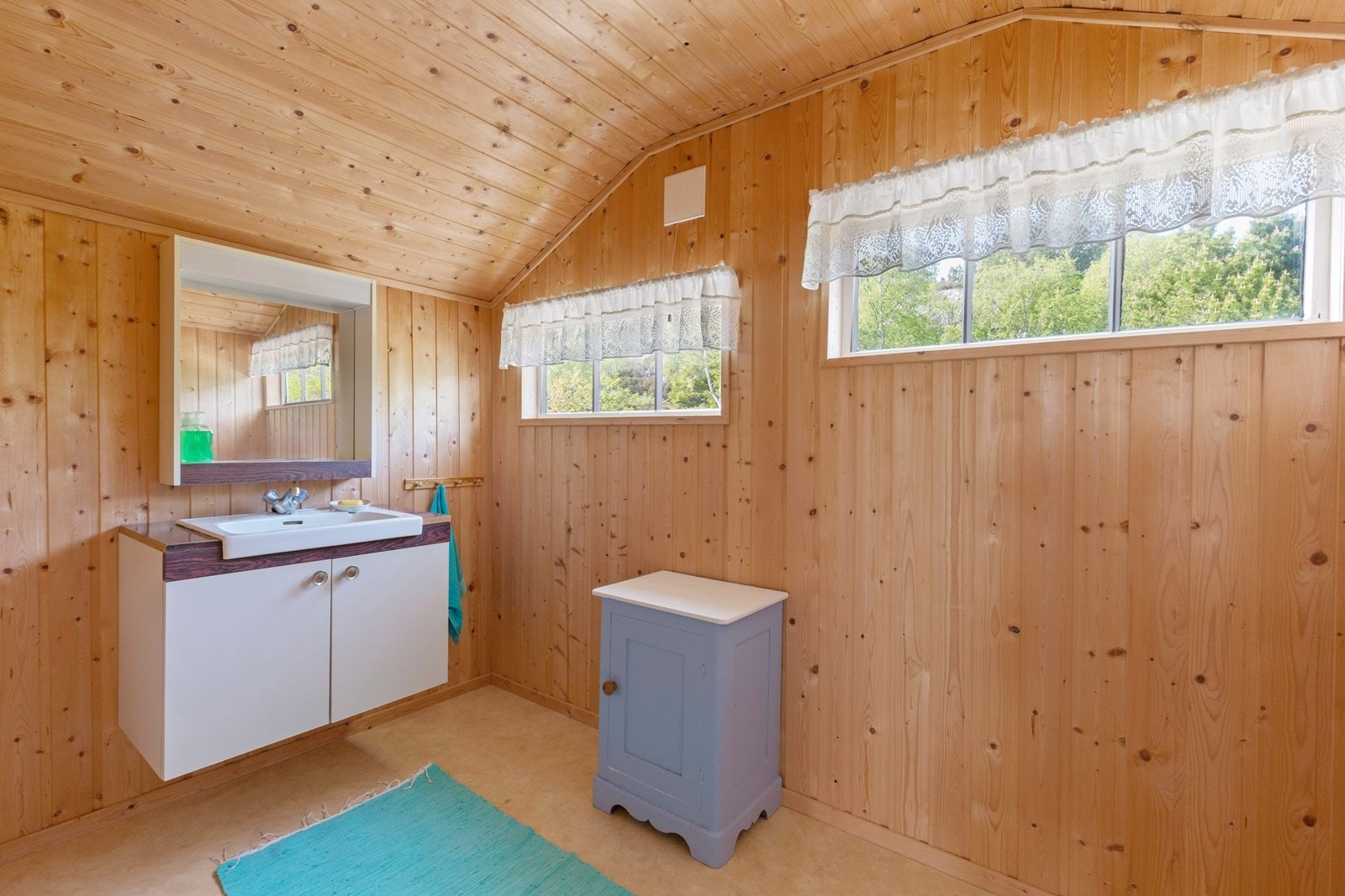 "Vaskerom" Det er ikke innlagt vann i huset - og ikke tilkoplet avløpsstem Galleribilde