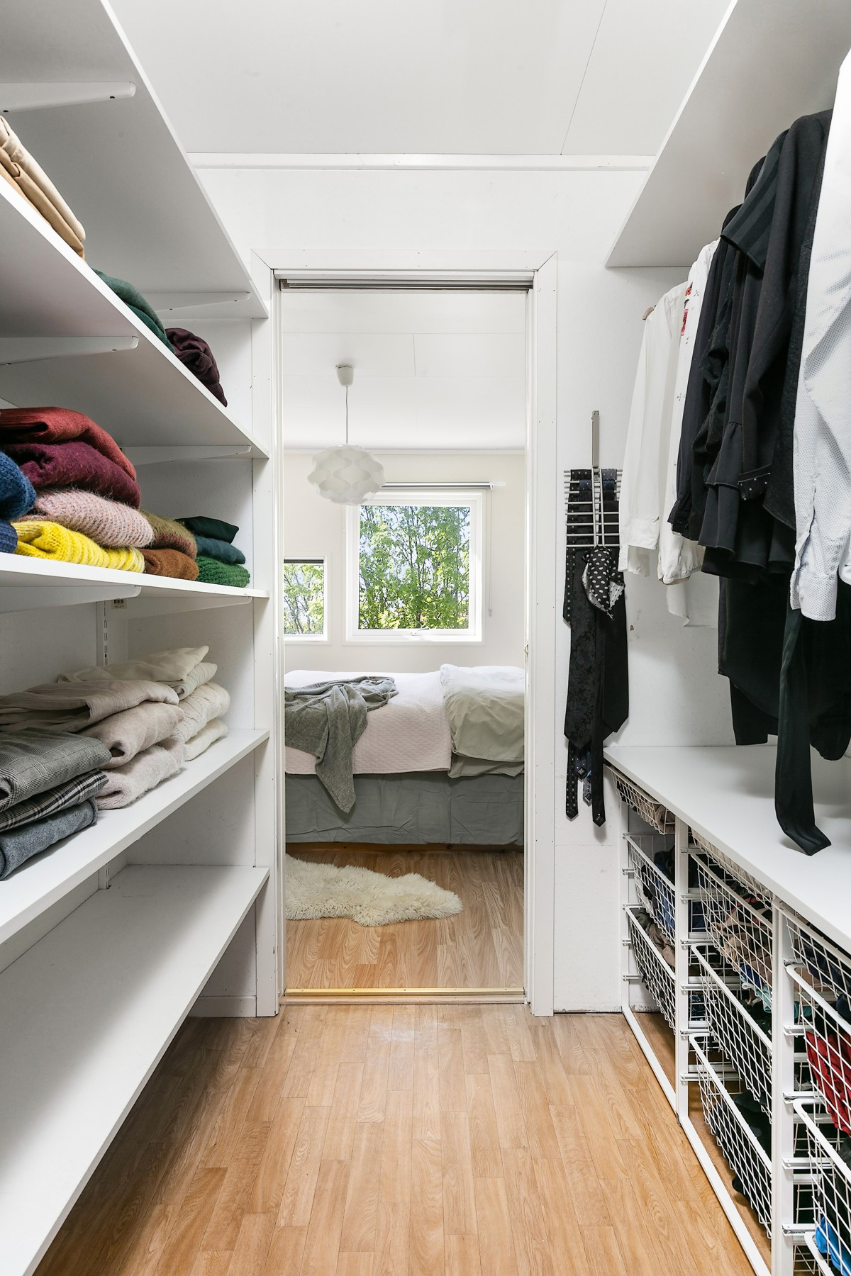 Inngang til walk-in closet fra soverom