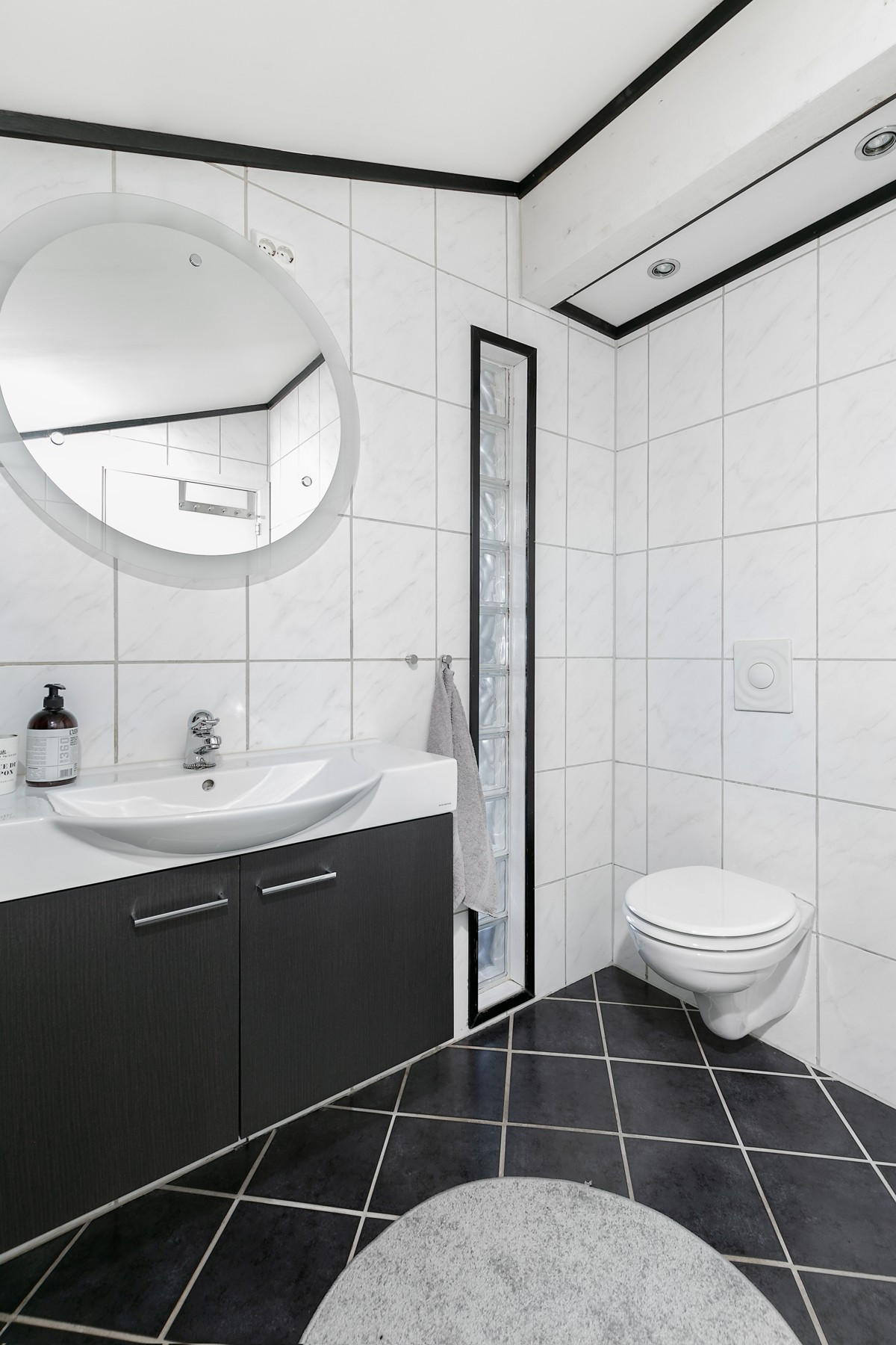 Badet er komplett fliselagt med gulvvarme