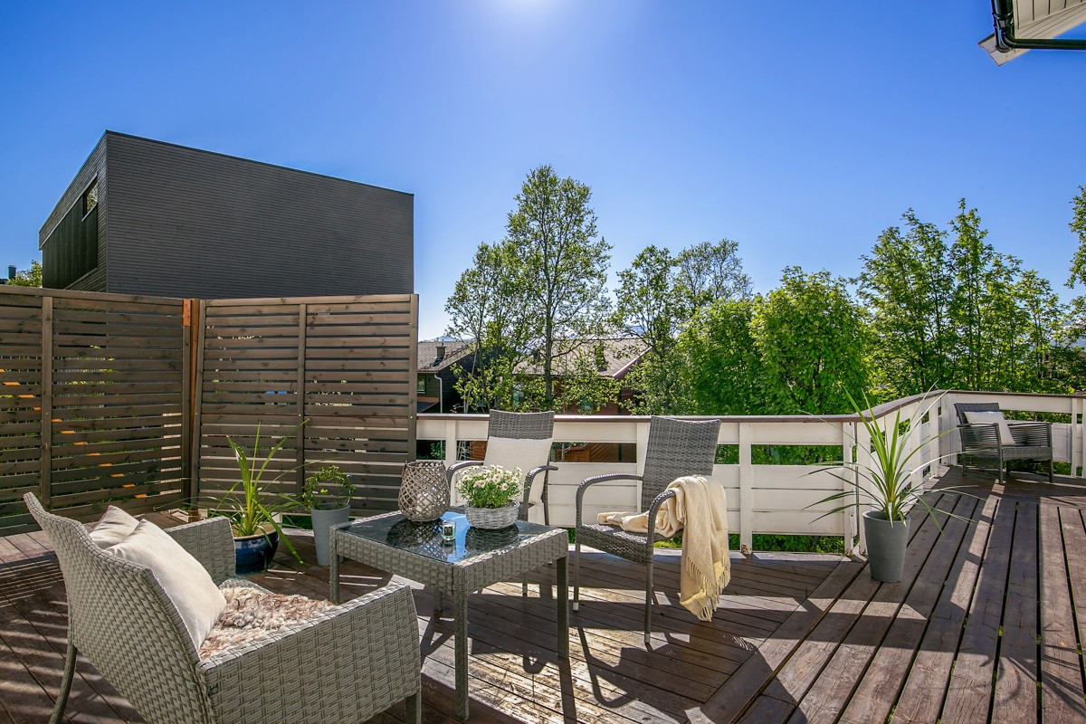 God plass på veranda til flere sitteområder