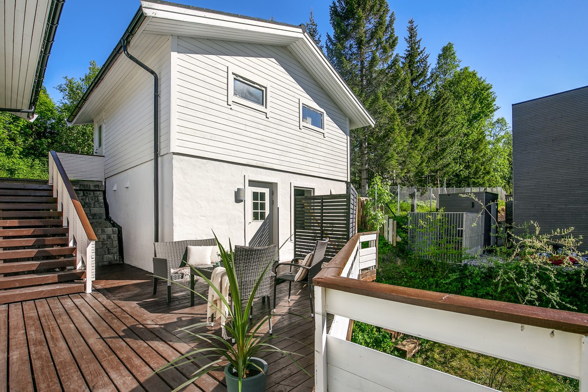 Verandaen er tilknyttet terrasseplatting mellom bolig og garasje