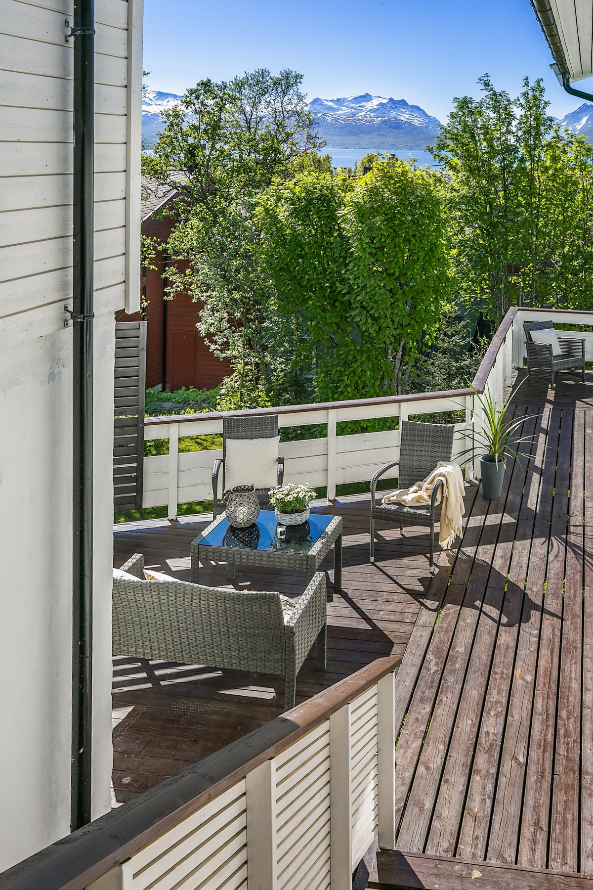 Veldig gode sol- og lysforhold og nydelig utsikt fra veranda