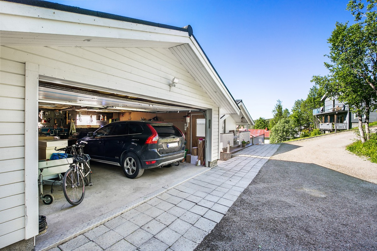 Parkering og god plass til oppbevaring i garasje