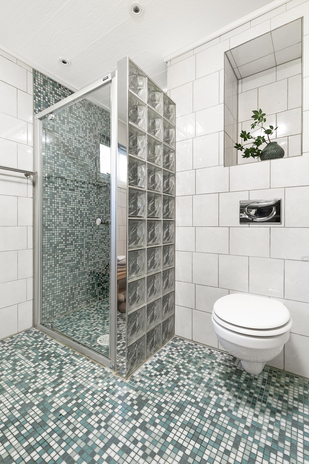 Badet er komplett fliselagt med gulvvarme