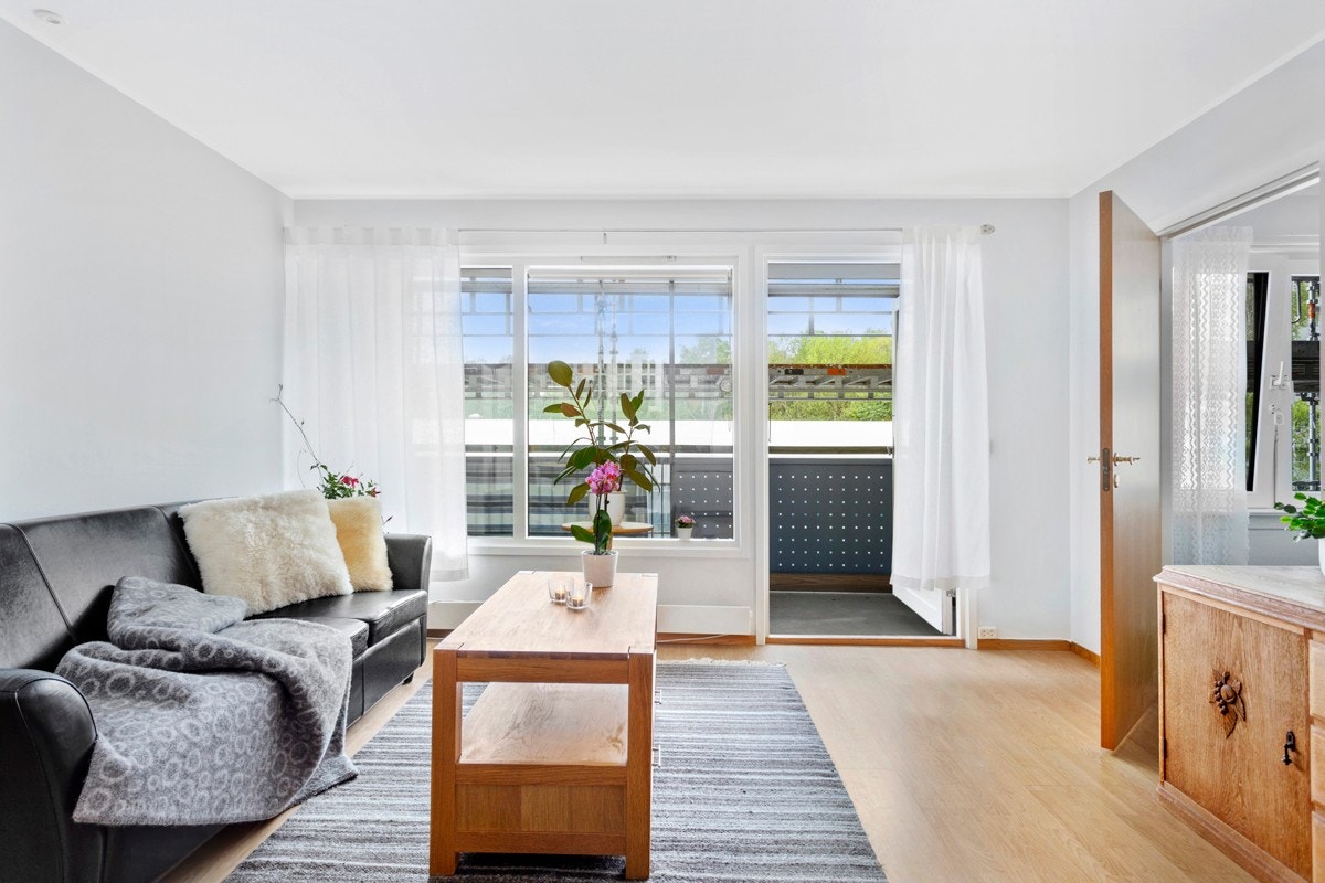 Stue med åpen kjøkkenløsning og utgang til nordvestvent balkong på ca. 7 kvm. Galleribilde