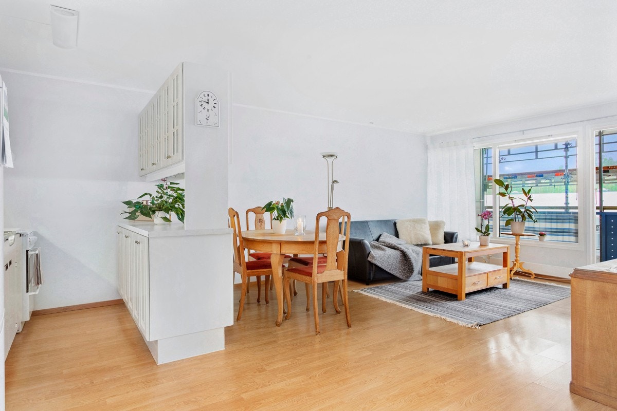 Romslig 2,5-roms i byggets 5.etg i et attraktivt og rolig område like ved Røa. Galleribilde