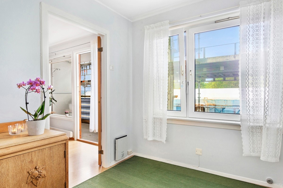 God plass til dobbeltseng og oppbevaringsmøbler på soverom. Galleribilde