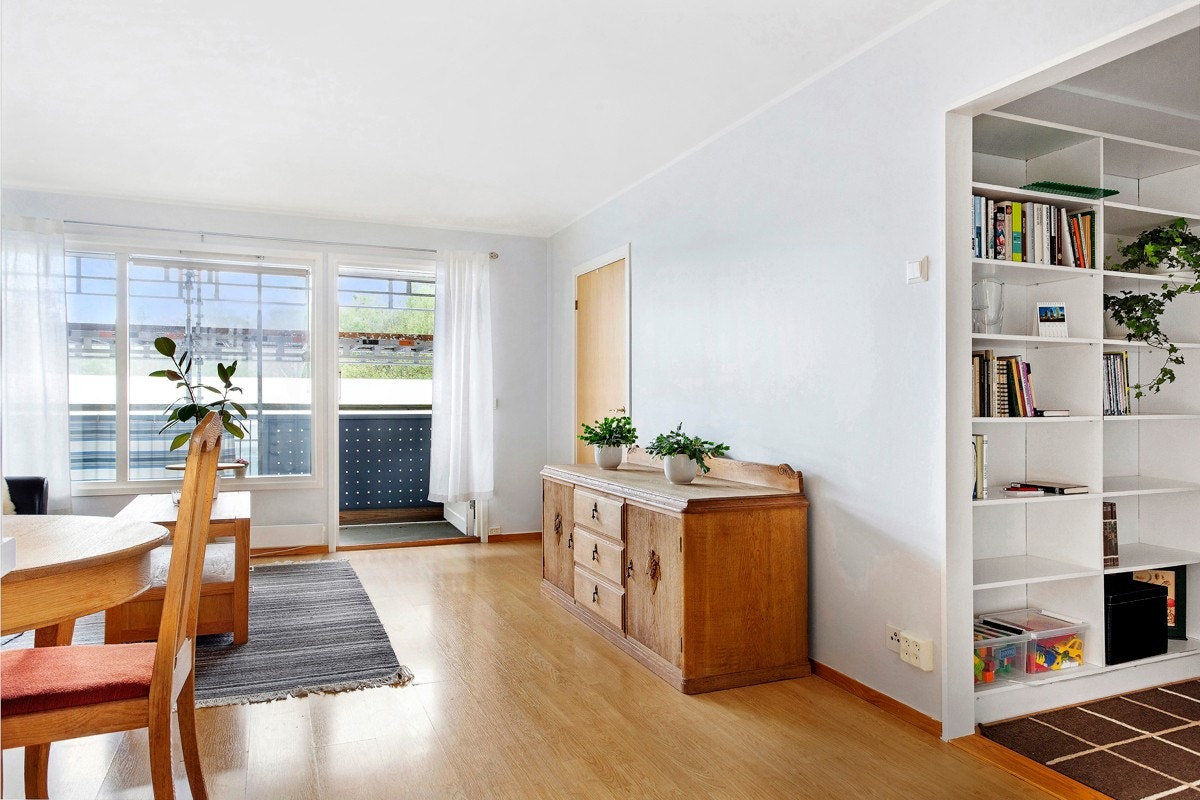 I tilknytning til stuen har du et innredet rom, dette rommet passer til sovealkoe og/eller kontor. Galleribilde